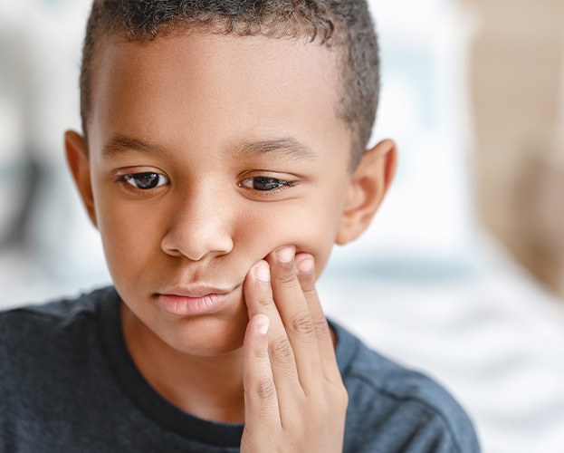 Child in pain before pulp therapy